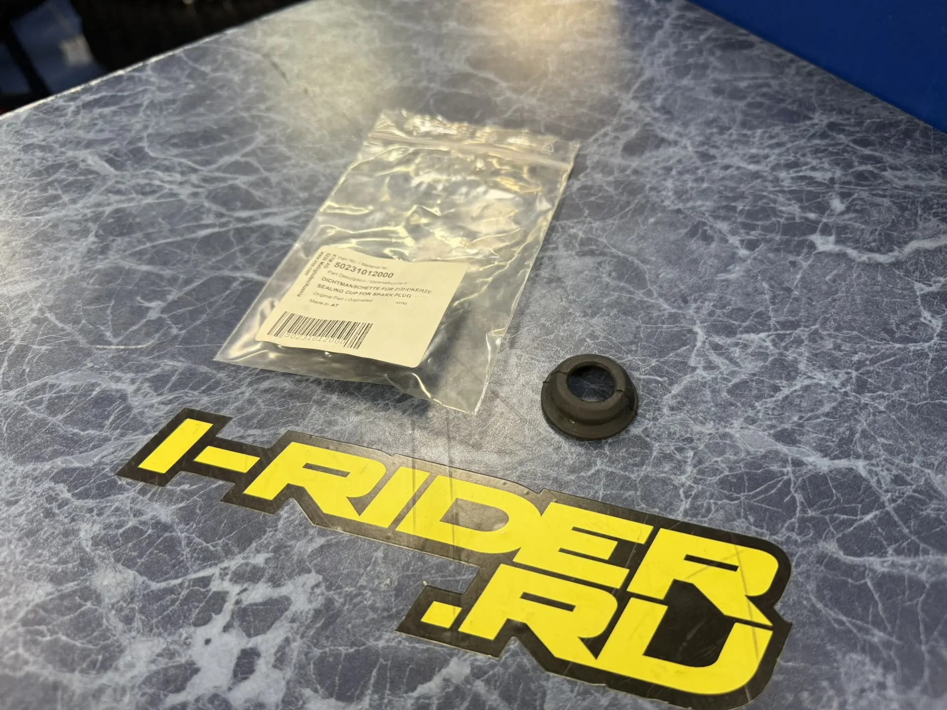 Пыльник уплотнение свечи зажигания KTM OEM 50231012000 2T EXC SX